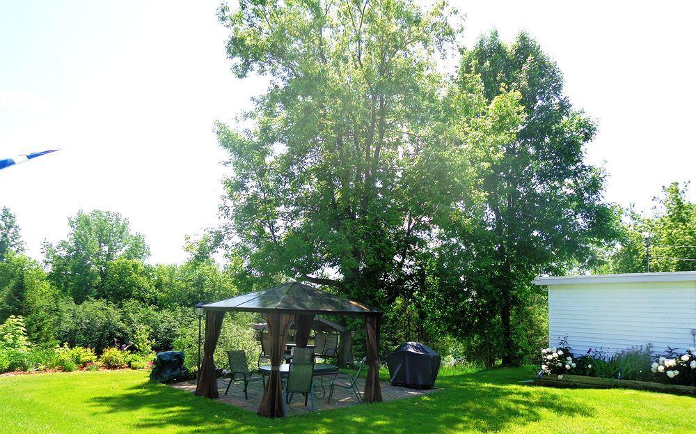 Motel Des Deux Lacs Waterloo Екстериор снимка