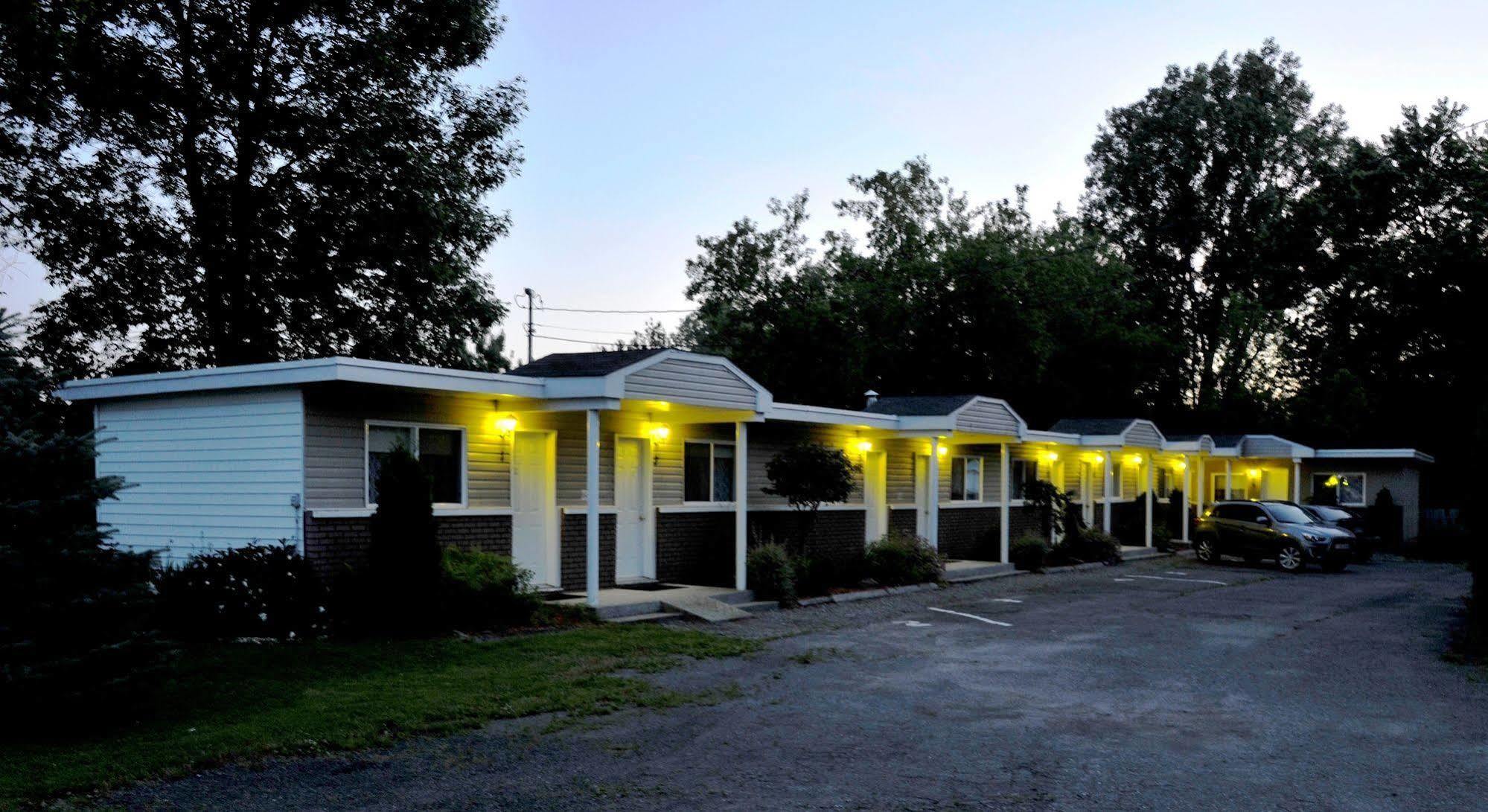 Motel Des Deux Lacs Waterloo Екстериор снимка