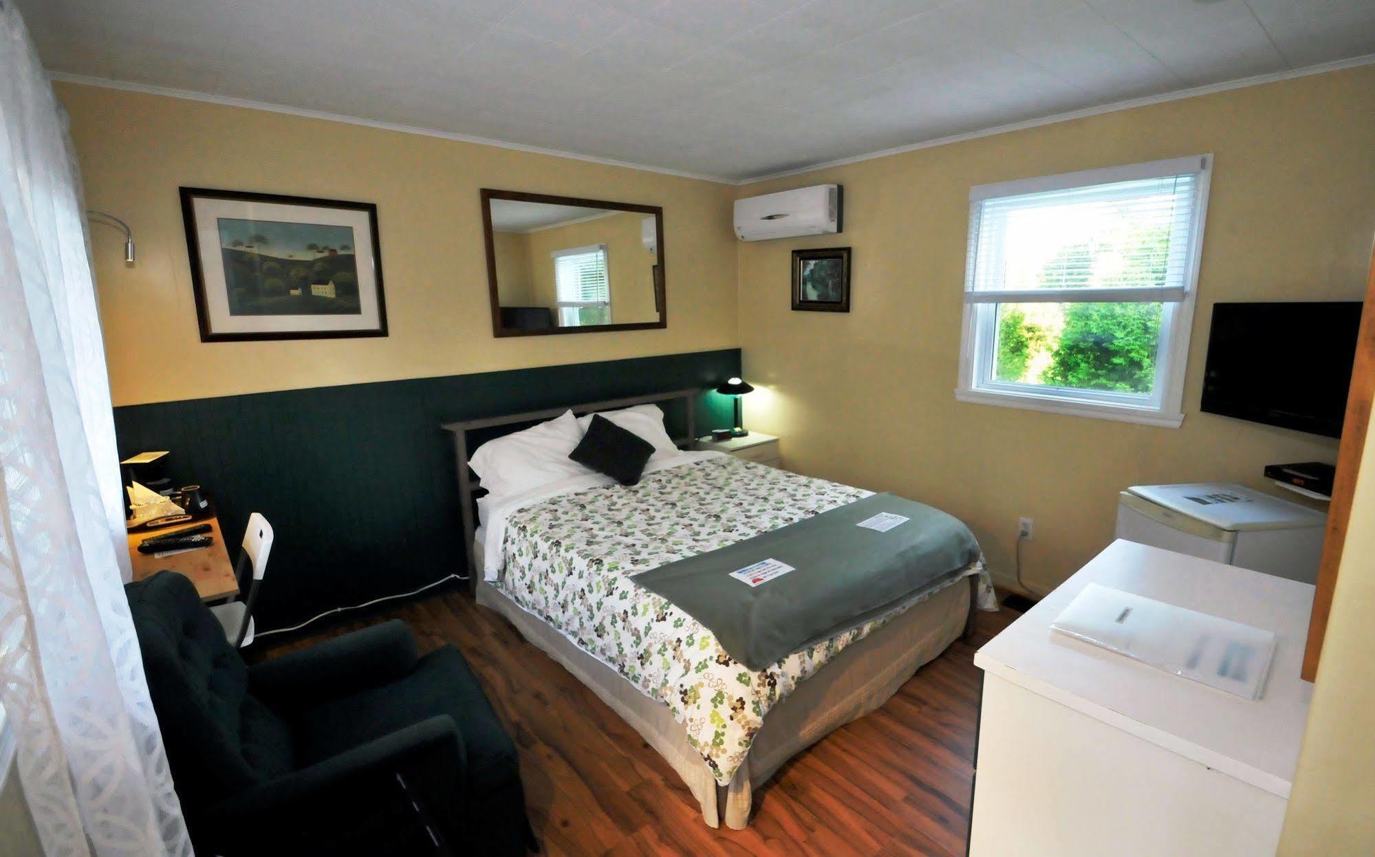 Motel Des Deux Lacs Waterloo Екстериор снимка