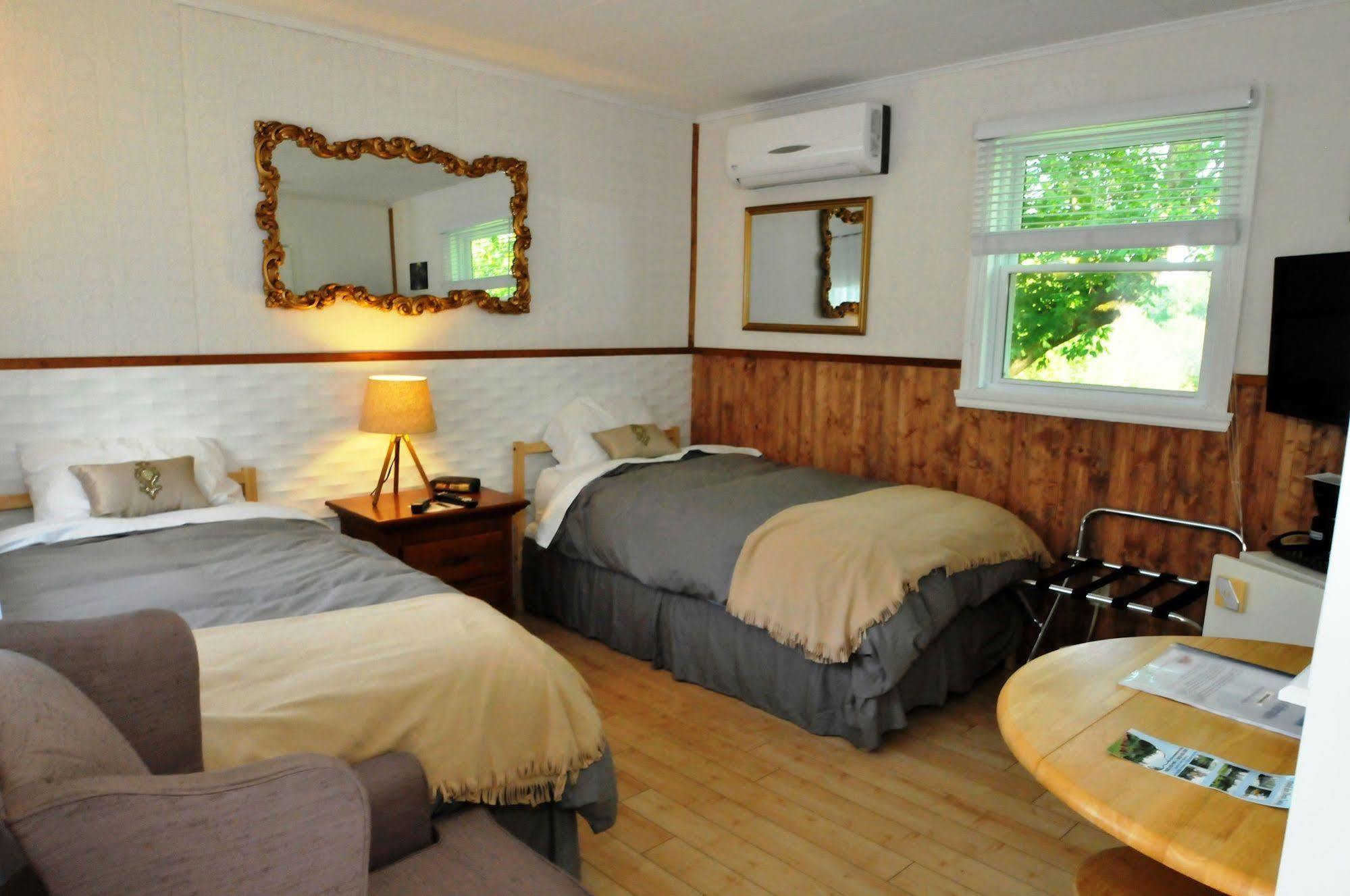 Motel Des Deux Lacs Waterloo Екстериор снимка
